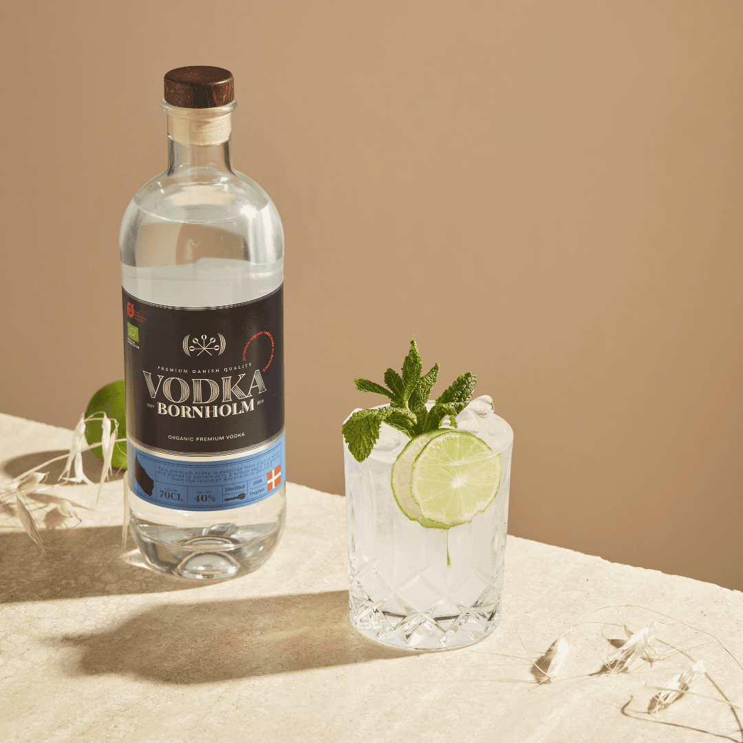 Wodka Bornholm Dänemark 0,7L 40% mit Drink und Limette stilvoll serviert. Jetzt in Konstanz kaufen und dänischen Premium-Geschmack erleben.