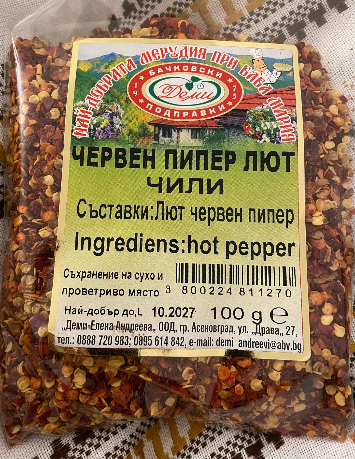 Chilifloken 100g „Demi“ in transparenter Verpackung mit Etikett auf Bulgarisch und Englisch, ideal zum Würzen scharfer Speisen.