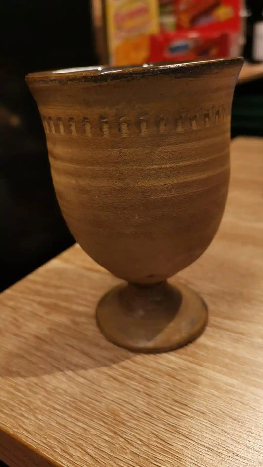 Handgemachte bulgarische Weinbecher aus Ton