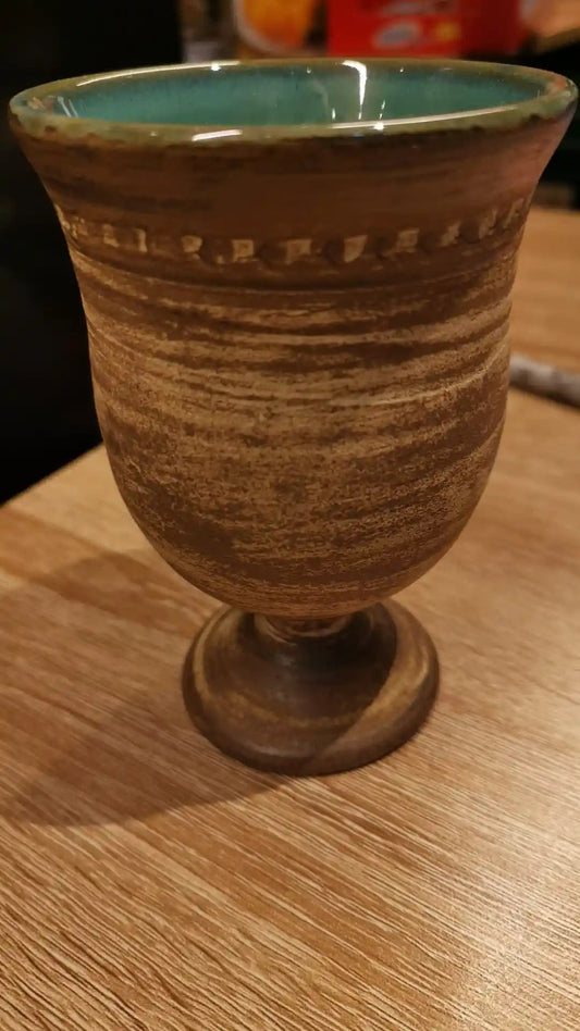 Handgemachte bulgarische Weinbecher aus Ton