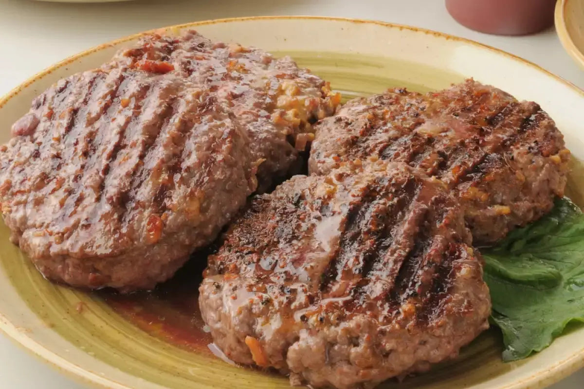 Pikante Grillfrikadellen Yasen 600g mit bulgarischer Würze, serviert auf einem Teller – ideal zum Grillen und für würzige Mahlzeiten.