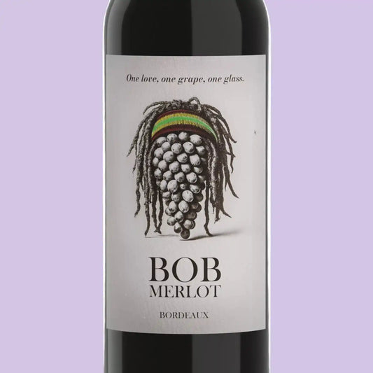 Detailansicht des Etiketts vom Vin Rouge Bob Merlot-Bordeaux 2019 mit Traubenmotiv in Dreadlock-Form, 100% Merlot aus Frankreich.