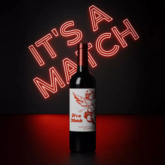 It‘s a Match Rotwein Bordeaux Supérieur vor leuchtendem 'It's a Match'-Neonschild, perfekter Wein für Valentinstag und besondere Anlässe.