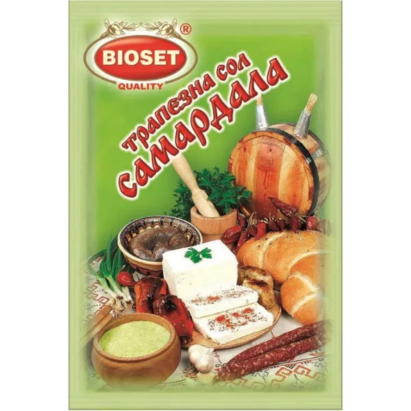 Bioset Gewürzsalz Samardala 30g mit bulgarischen Spezialitäten wie Käse, Brot und Wurst auf traditionellem Tisch. Jetzt bulgarische Schätze kaufen.