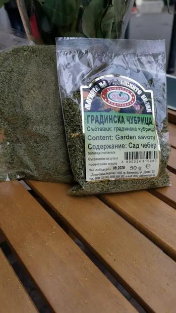 Gradinska Tschubritza gebröckelt Bachkovski Podpravki 50g Bohnenkraut-Kräuterbeutel auf Holztisch mit zweitem Gewürzbeutel im Hintergrund