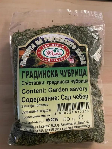 Gradinska Tschubritza gebröckelt Bachkovski Podpravki 50g Kräutergewürz in transparenter Verpackung mit Etikett auf Holzuntergrund
