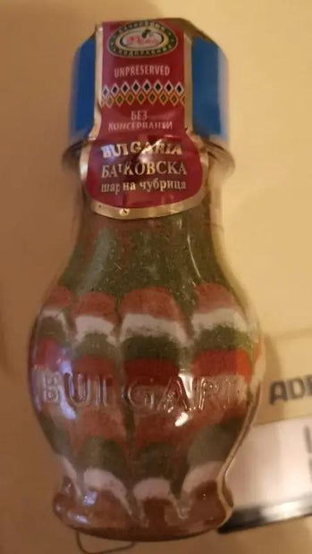 Sharena Tschubritza/Bunte Tschubritza Bachkovski Podpravki 110g in dekorativer Glasflasche mit farbigen Gewürzschichten, ideal für bulgarische Küche.