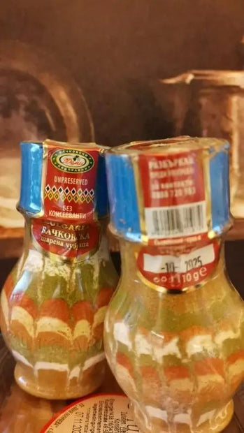 Zwei Gläser Sharena Tschubritza/Bunte Tschubritza Bachkovski Podpravki 110g mit bunter Gewürzmischung, perfekt für traditionelle bulgarische Gerichte.